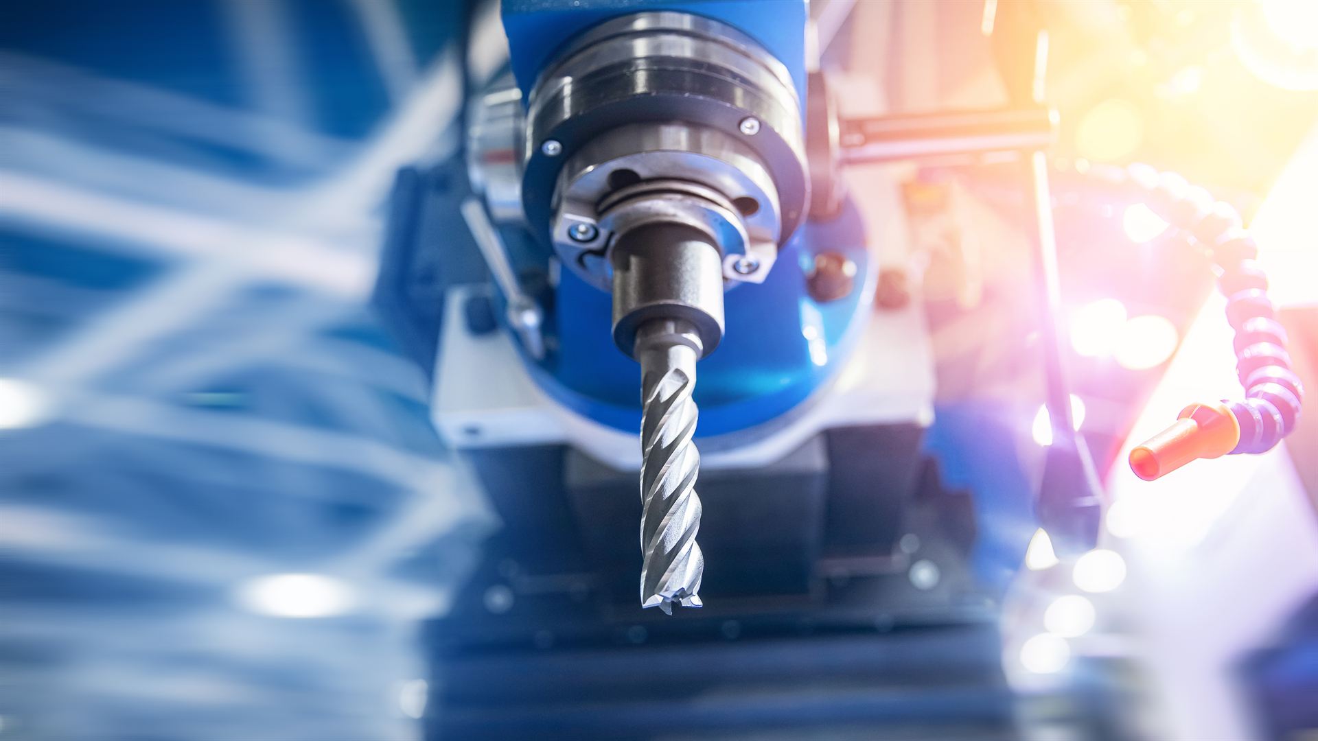 Husillo de un centro de mecanizado CNC con fresa de carburo