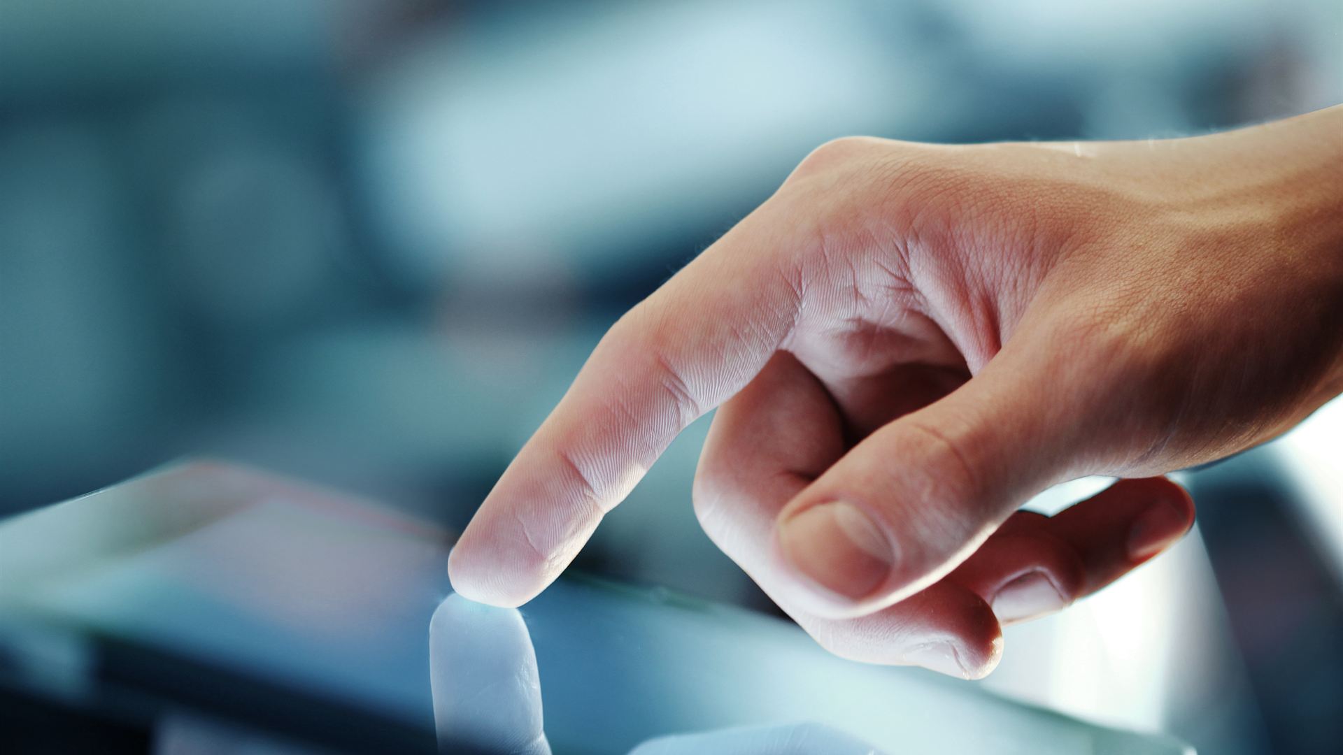Ingeniero operando software de diseño y programación en una pantalla táctil