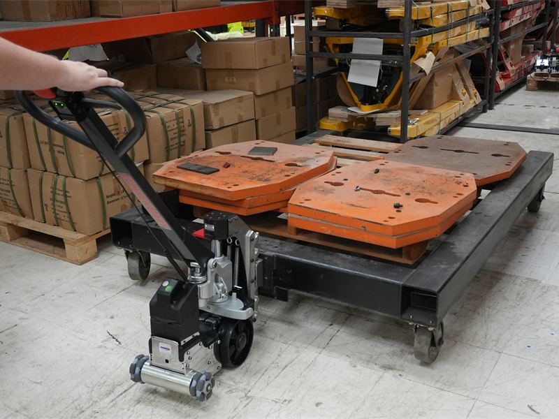 PowerCart enganchado a una plataforma con ruedas en una bodega