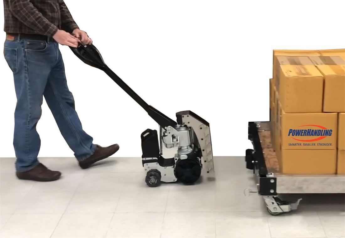 Operador moviendo una plataforma con cajas usando un PowerCart