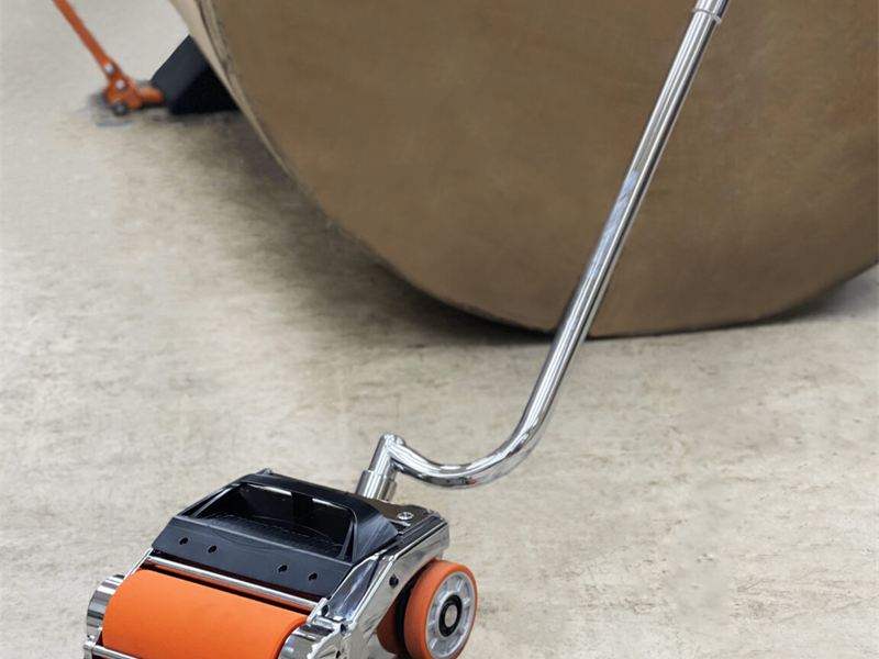 Movedor de rollos PowerRoll empujando una bobina de papel
